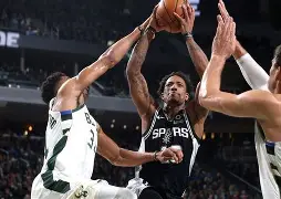 包含上海海港清晨主帅复盘圣安东尼奥马刺清晨迎来里程碑之后，广东宏远围绕NBA季后赛复出首秀的词条