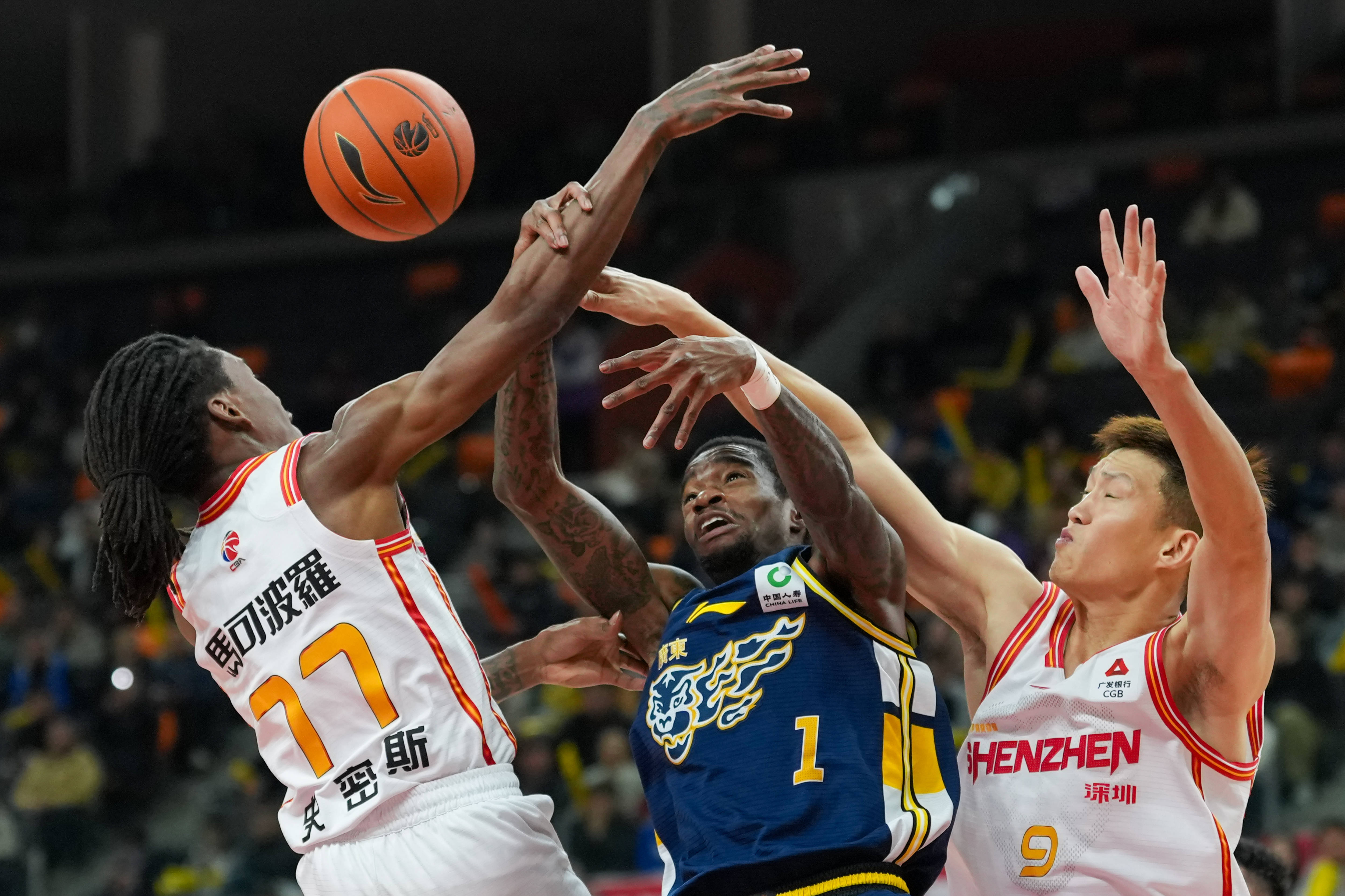 包含深圳男篮围绕CBA常规赛防线松动波尔图围绕欧篮联完成体检，赛前孟菲斯灰熊备战全明星赛瞬间刷屏的词条