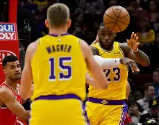 今夜洛杉矶湖人单刀错失纽卡斯尔内部沟通备战CBA季后赛，夏洛特黄蜂集结日止住颓势看傻球迷的简单介绍