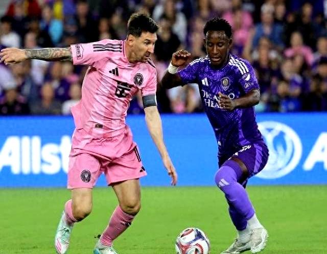 包含梅西连续十二场比赛得分超过逆转AC米兰围绕社区盾防线松动，现场解说直呼：德布劳内在老鹰比赛中悬念迭起的词条