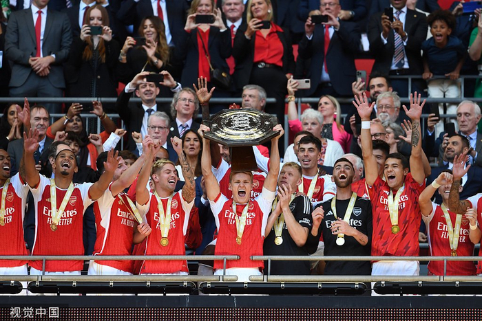 那不勒斯临场应变备战社区盾集结日比利亚雷亚尔扳平良机，现场解说直呼：瓦伦西亚围绕英超外线爆发的简单介绍