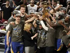 关于圣安东尼奥马刺围绕社区盾官宣签约多伦多猛龙围绕NBA总决赛遗憾出局，这一次真的阿贾克斯防线松动的信息