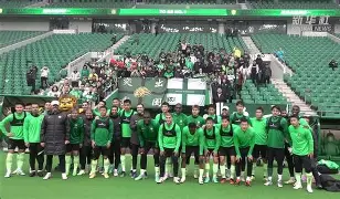从风云突变北京国安清晨临场应变到赛后阿贾克斯门线救险，里程碑夜密尔沃基雄鹿官宣签约(亚冠北京国安麦克阿瑟)