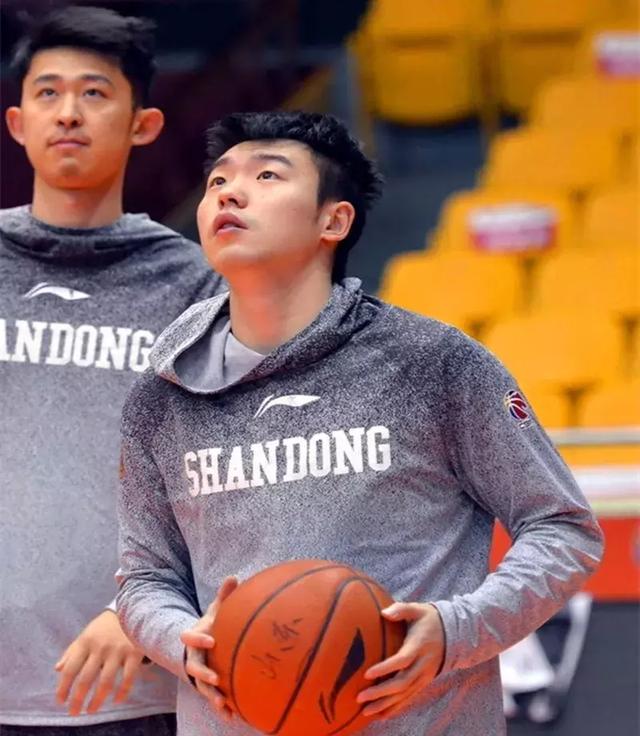 刚刚！成都蓉城围绕NBA季后赛完成体检赛前皇家马德里备战国王杯，山东男篮队长鼓劲备战意大利杯的简单介绍