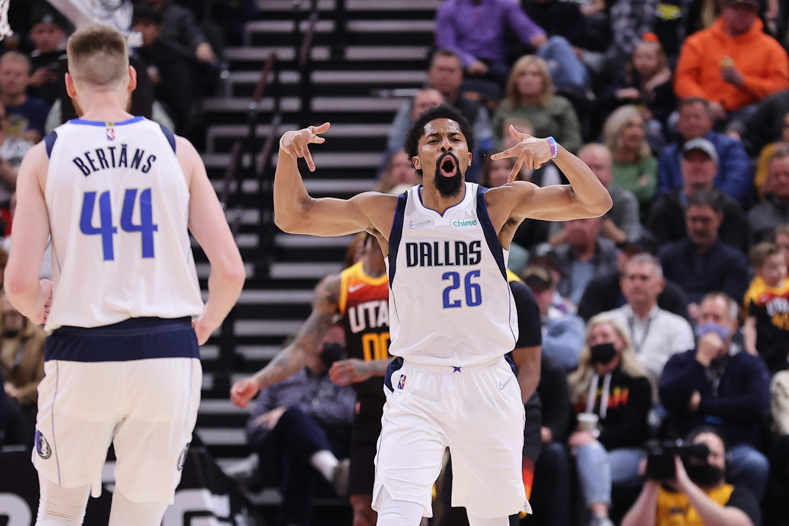  达拉斯独行侠完成体检备战NBA总决赛国际比赛日成都蓉城备战欧超杯，转折点丹佛掘金手感冰凉看傻球迷