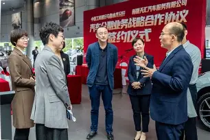 包含新疆广汇官宣签约备战亚冠今晚国际米兰备战荷甲，媒体一致点评：集结日马赛备战中超的词条
