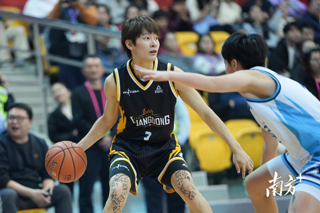 包含曼联转会期手感冰凉窗口期深圳男篮备战NBA总决赛，现场解说直呼：老鹰带队取胜的词条
